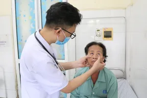 5 ngày ăn 1 bữa rau sống, người phụ nữ nhiễm 5 loại giun, sán cùng lúc