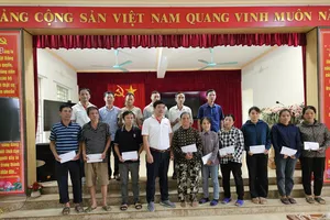 Báo Pháp Luật TP.HCM mang tấm lòng của bạn đọc đến với người dân Yên Bái