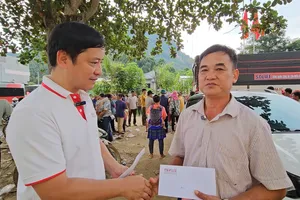 Báo Pháp Luật TP.HCM gửi hỗ trợ của bạn đọc đến các hộ bị thiệt hại do lũ ở xã Cốc Lầu