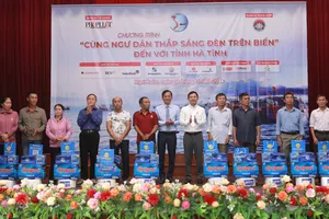 'Cùng ngư dân thắp sáng đèn trên biển' góp phần xây dựng nền thủy sản phát triển bền vững