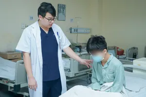 Thanh niên nhập viện sau khi lộn bao quy đầu ra xem vì tò mò