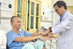 Bổ đôi tuỷ sống để cắt u, giúp người đàn ông thoát nguy cơ bị liệt