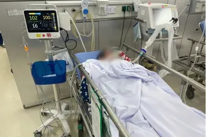 2 người đàn ông đột quỵ sau khi tắm khuya