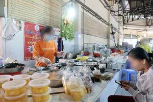 Cử tri đề nghị có quy định quản lý thức ăn đường phố, Bộ trưởng Bộ Y tế nói gì?