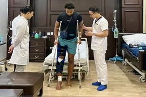 Nguyễn Xuân Son đã bước xuống giường, tập tạ tay