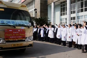 Bệnh nhân ung thư xúc động rời Bệnh viện K trên chuyến xe 0 đồng