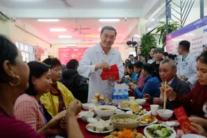 Cơm tất niên ở bệnh viện: 'Ngon nhất trong 4 tháng qua'