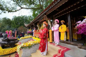 Nữ sinh vượt khó, học giỏi hoá 'nữ quan' trong lễ tế Tổ Mẫu Âu Cơ