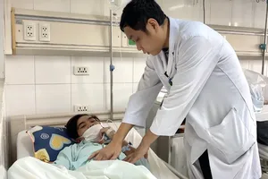 Thanh niên 18 tuổi vỡ đại tràng do bạn bè nghịch dại