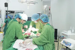 Sản phụ ngừng tuần hoàn hơn 30 phút trên bàn sinh mổ