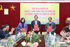 Bộ trưởng Bộ GD&ĐT, LĐ-TB&XH ký biên bản bàn giao một số đơn vị