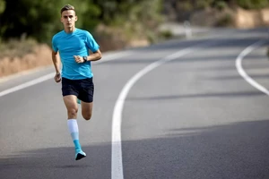 Cách kiểm soát nhịp tim, tránh đột quỵ khi chạy bộ