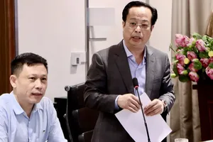 Hà Nội kiên quyết không còn hiện tượng xô đổ cổng trường nộp đơn học cho con