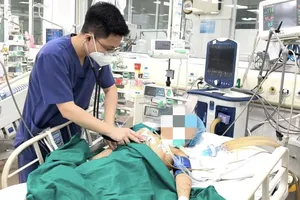 Nỗ lực cứu chữa cháu bé bị thanh gỗ đâm vào chân, nguy kịch vì uốn ván 