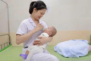 Bệnh viện tìm người thân cho em bé bị bỏ rơi