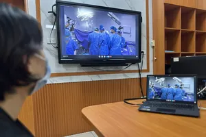 Người vợ quỳ gối, run run chạm nhẹ vào từng hộp tạng của chồng