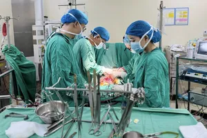 Vượt hơn 1.000 km, bác sĩ Lào đưa con sang Việt Nam mổ tim