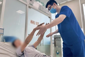 Người đàn ông co cứng toàn thân, tự cắn lưỡi do bị sốc nhiệt