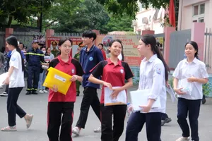 Hà Nội: 1 thí sinh mang điện thoại vào phòng thi môn Anh