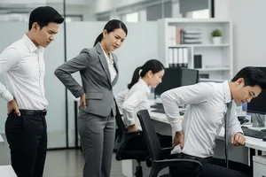 Hơn 80% dân văn phòng bị đau lưng: Bác sĩ 'mách' 5 bài tập cải thiện