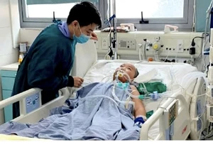 Bé trai 12 tuổi tỉnh dậy sau 2 tuần hôn mê sâu