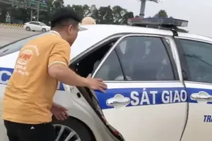 Cháu bé lên cơn co giật được Cảnh sát giao thông đưa đi cấp cứu