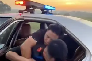 Tài xế bị đột quỵ trên cao tốc, CSGT mở đường cấp cứu kịp thời