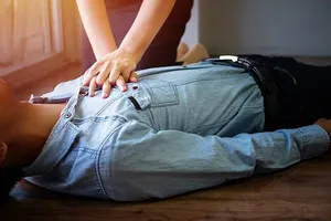 Phân biệt đột quỵ não và ngừng tim, cách xử trí