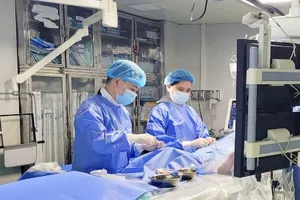 Ép tim liên tục 2 giờ, sốc điện 15 lần cứu người ngừng tim đột ngột