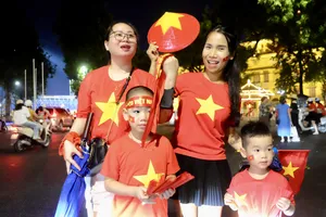 Người dân Hà Nội chia sẻ kinh nghiệm xem diễu binh