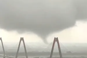 Hà Nội xuất hiện vòi rồng 