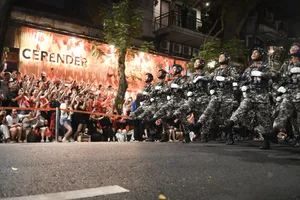 Hình ảnh hàng ngàn người hò reo, vui mừng khi các khối diễu binh đi qua