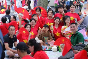 Nhiều người dân vượt hàng trăm km trong đêm để về Hà Nội xem diễu binh