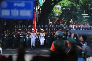 Người dân vỡ oà hò reo khi các khối diễu binh đi qua