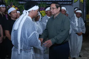 Thủ tướng viếng người dân tử vong do lốc xoáy tại Ninh Bình