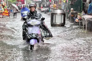 Trường đại học tại Hà Nội dạy online, hoãn thi vì mưa lụt