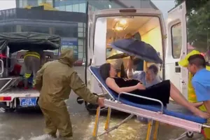 Xe cấp cứu chết máy giữa đường ngập nước, công an đưa sản phụ vỡ ối đến viện