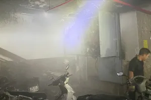 Cháy chung cư mini ở Hà Nội, cảnh sát giải cứu những người mắc kẹt 