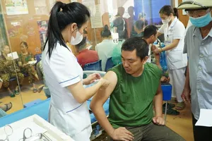 Hàng loạt bệnh viện tiêm miễn phí vaccine uốn ván sau lũ