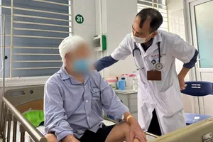 Đắp lá trị zona thần kinh, cụ ông 88 tuổi hoại tử da đầu