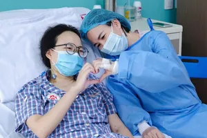 Mẹ khác nhóm máu hiến gan cứu con gái 17 tuổi