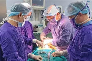 21 năm được nuôi như con gái, đến bệnh viện được xác định có giới tính nam