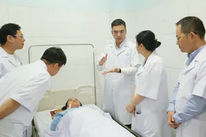 Bộ trưởng Bộ Y tế khen thưởng 4 điều dưỡng ở Nghệ An có hành vi dũng cảm