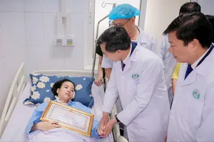 Xúc động lễ khen thưởng những ‘người hùng áo trắng’ ở Bệnh viện Sản Nhi Nghệ An