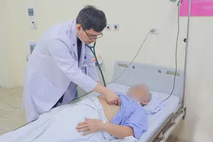 Đang chơi cờ, cụ ông 80 tuổi bất ngờ ngất tại chỗ