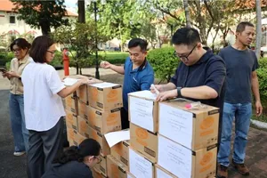 Nhân viên y tế, vaccine, thuốc men... từ khắp cả nước liên tục được điều đến vùng lũ