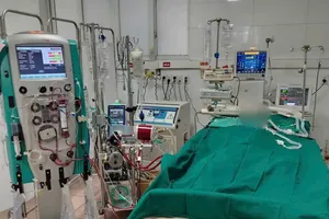 Người thợ xây rơi từ tầng 4, dập phổi, suy hô hấp tối cấp