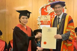 Thượng tá, tân phó giáo sư ngành y là thành viên Hiệp hội Phẫu thuật Hoàng gia Anh