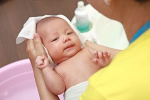 Thu hồi lô nước tắm gội trẻ em được bán trong bệnh viện sản nhi