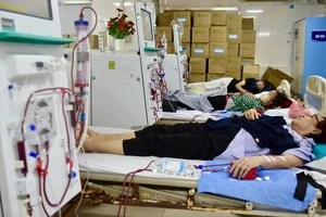 Người chạy thận phải chi 600.000 đồng/tháng mua vật tư: Bộ trưởng Bộ Y tế nói gì?